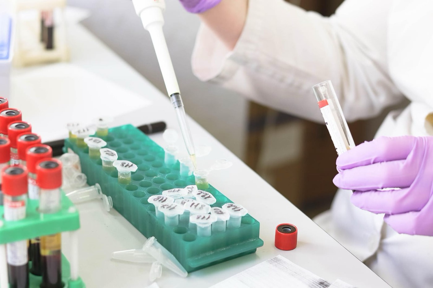 Bancada de prática com instrumental de laboratório